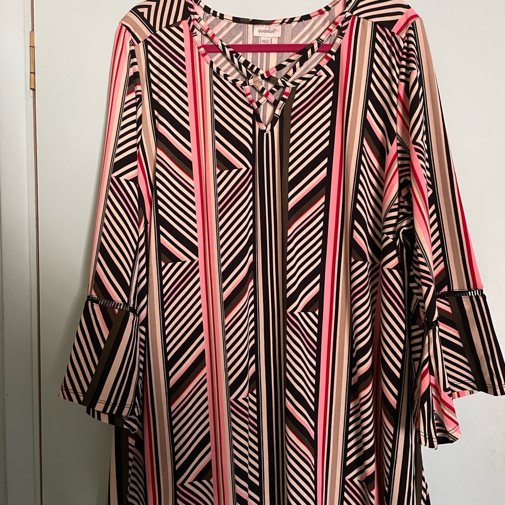 Avenue Size 22/24 Women’s blouse with 3/4 length bell sleeves.